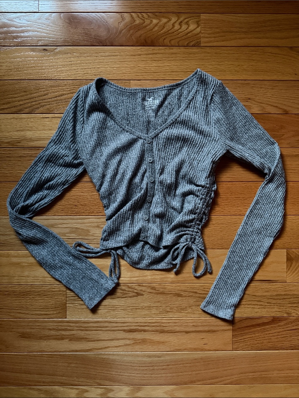 Hollister Ribbed V-Neck Button-Front Long Sleeve Top in Heather Gray, Size S